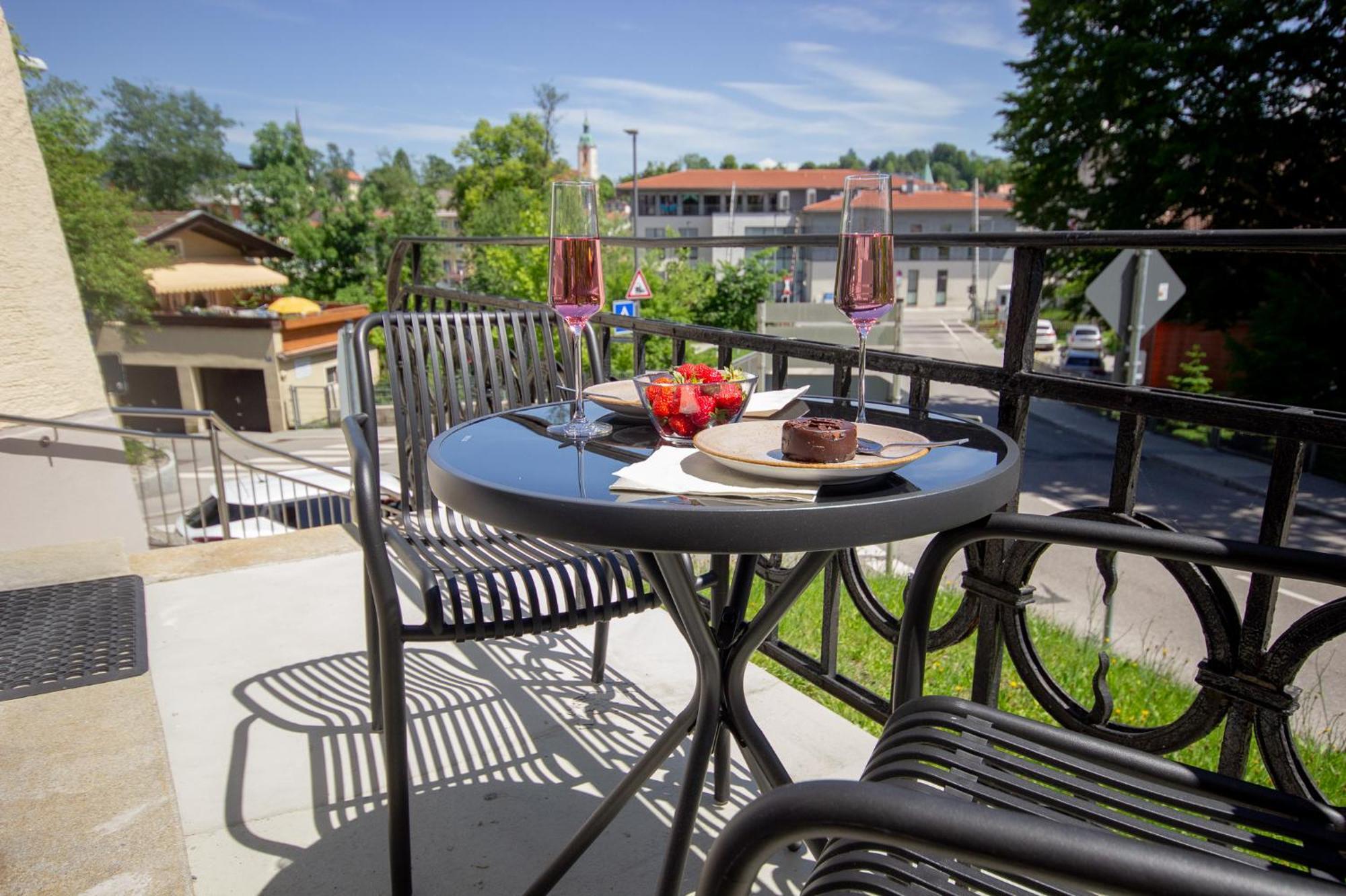 Liebelei Miesbach - Boutique-Apartment Mit Terrasse Im Zentrum Екстериор снимка